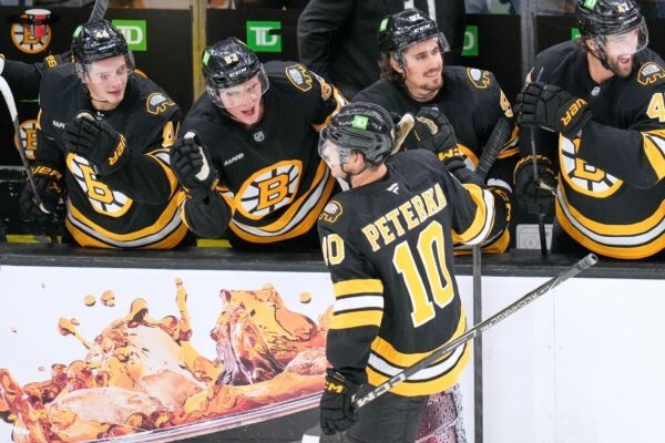 Peterka traf bei seinem Debüt für Boston zum 2:0.