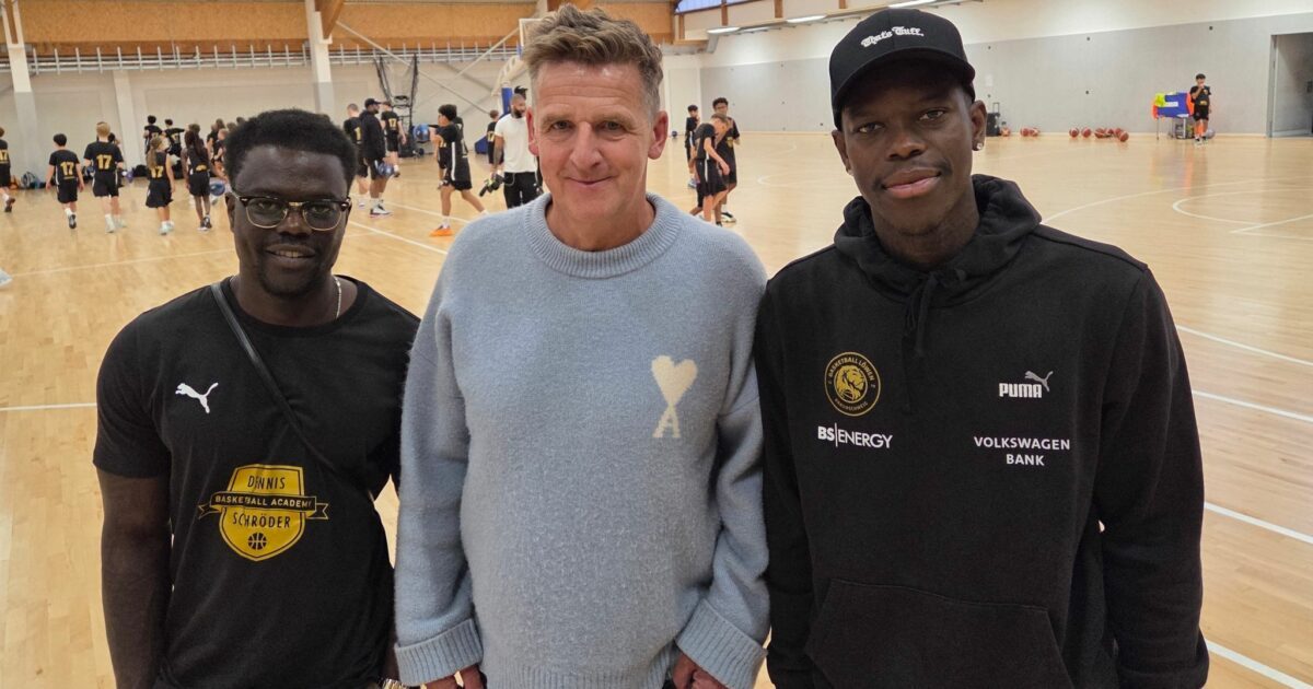 Dennis Schröder (r) freut sich immer noch auf die NBA und will mit Partnern wie dem früheren Handball-Nationalspieler Mannhard Bech (m) Kinder für den Sport begeistern.