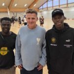 Dennis Schröder (r) freut sich immer noch auf die NBA und will mit Partnern wie dem früheren Handball-Nationalspieler Mannhard Bech (m) Kinder für den Sport begeistern.