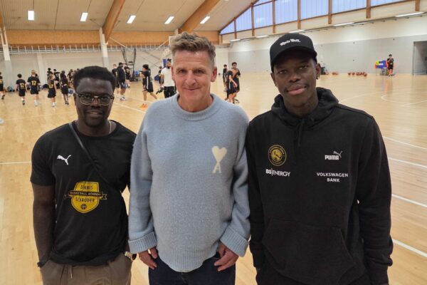 Dennis Schröder (r) freut sich immer noch auf die NBA und will mit Partnern wie dem früheren Handball-Nationalspieler Mannhard Bech (m) Kinder für den Sport begeistern.