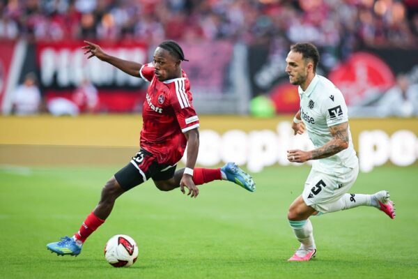 Einfach nicht zu stoppen: Nürnbergs Matchwinner Mohamed Ali Zoma (l).