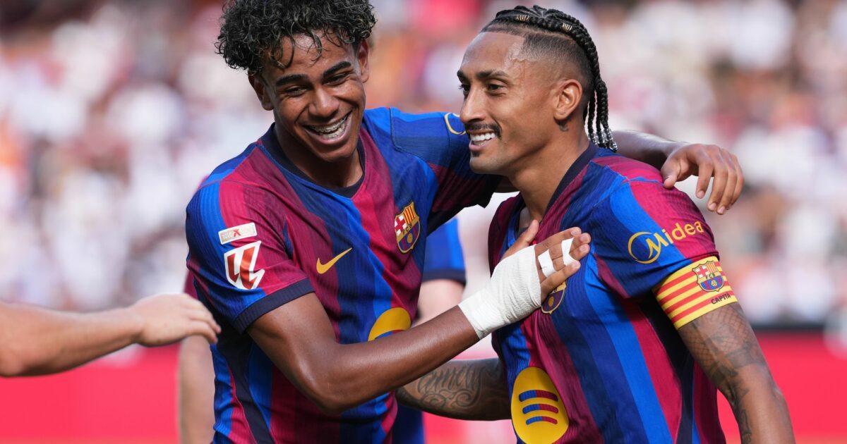 Barcelonas Lamine Yamal (l) und Raphinha feiern den nächsten Sieg.