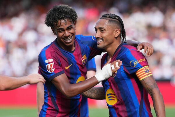 Barcelonas Lamine Yamal (l) und Raphinha feiern den nächsten Sieg.