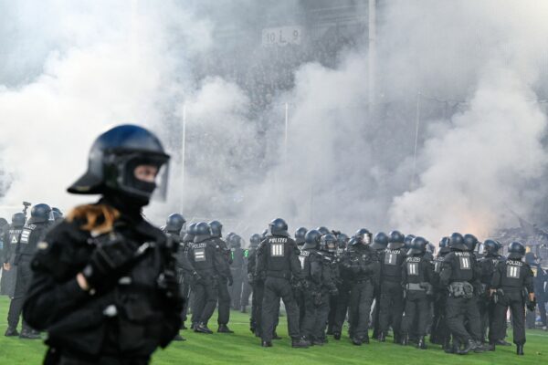 Das Pokal-Derby stand kurz vor dem Abbruch.