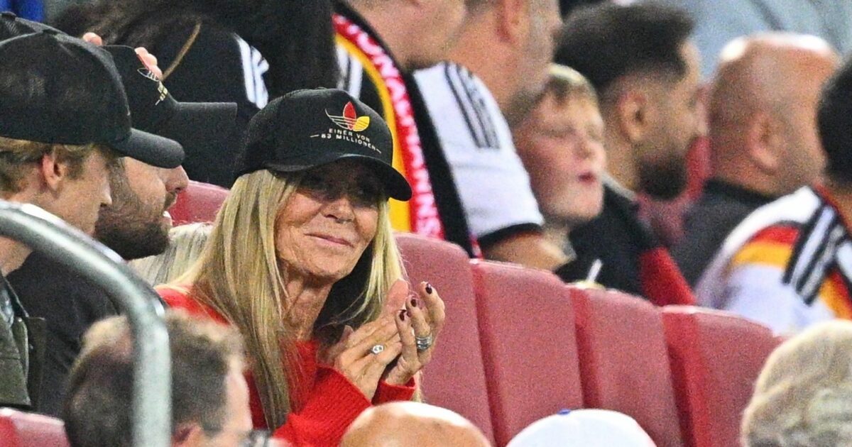 Familiäre Unterstützung für den neuen Bundestrainer: Ehefrau Ulla Klopp und sein Sohn Marc Klopp saßen beim ersten Heimspiel gegen Griechenland in Augsburg auf der Tribüne.
