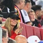 Familiäre Unterstützung für den neuen Bundestrainer: Ehefrau Ulla Klopp und sein Sohn Marc Klopp saßen beim ersten Heimspiel gegen Griechenland in Augsburg auf der Tribüne.