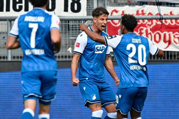 Adam Hložek jubelte mit seinen Teamkollegen über die Führung.