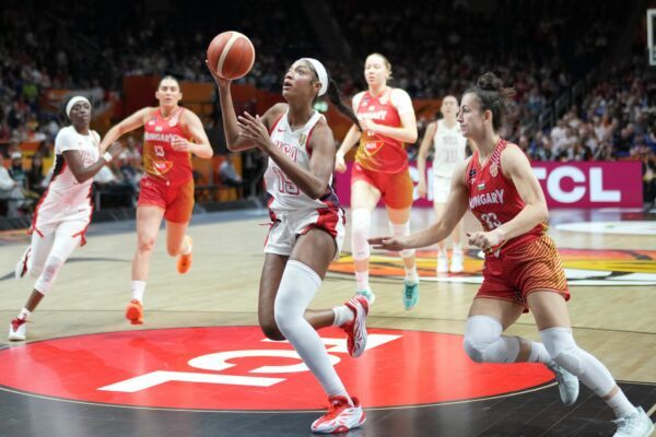 Angel Reese (l) und die US-Basketballerinnen hatten im WM-Viertelfinale keine Mühe.