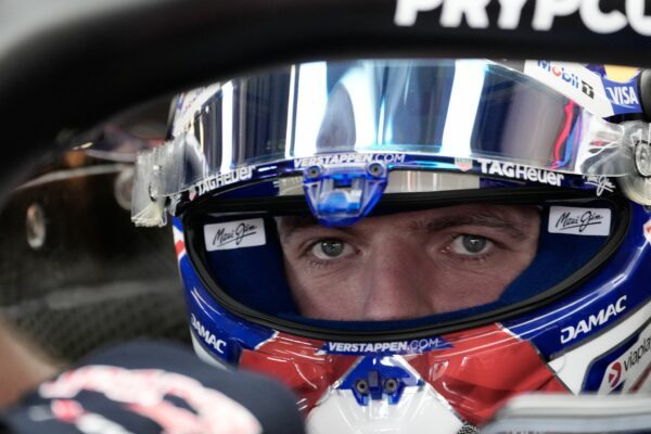 Max Verstappen ärgert sich - und legt dann eine starke Runde in Baku hin.