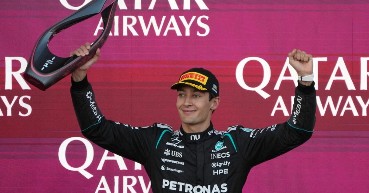 George Russell feiert in Baku einen Zittersieg.
