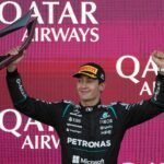 George Russell feiert in Baku einen Zittersieg.