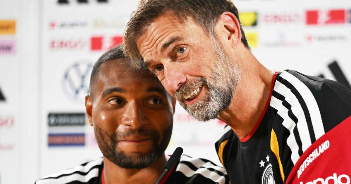Jonathan Tah und Jürgen Klopp erlaubten sich ein Späßchen bei der Pressekonferenz.