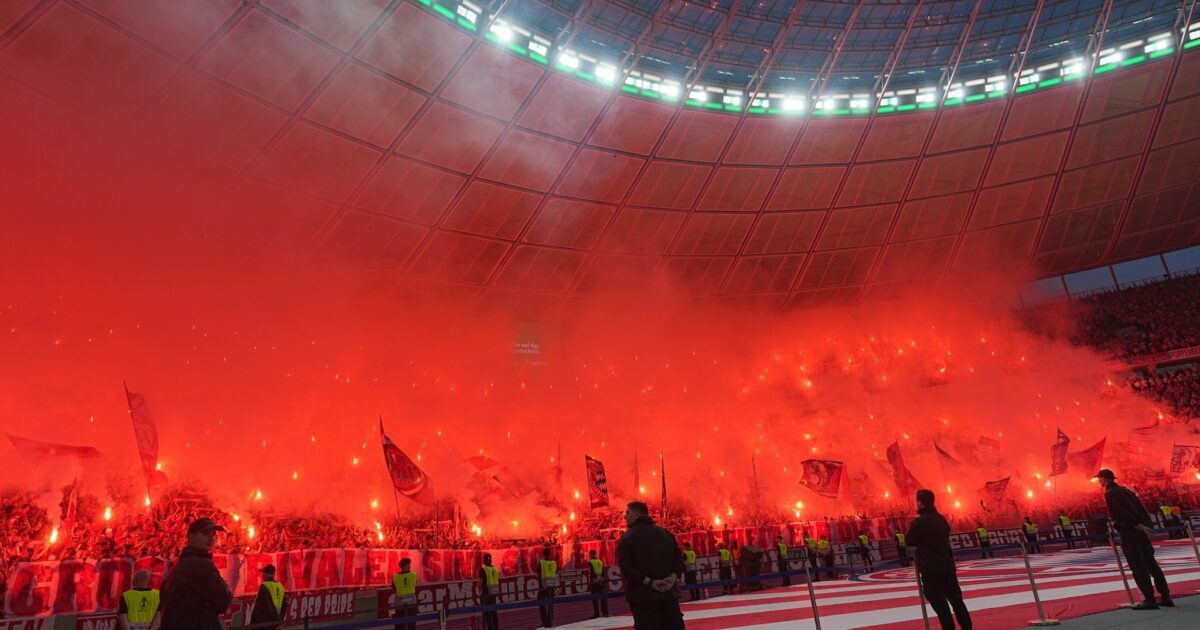 Der FC Bayern und der VfB Stuttgart müssen für das Fehlverhalten ihrer Fans nun etwas weniger zahlen. (Archivbild)
