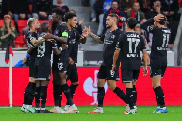 Leverkusen jubelt über das Tor zum 1:0.