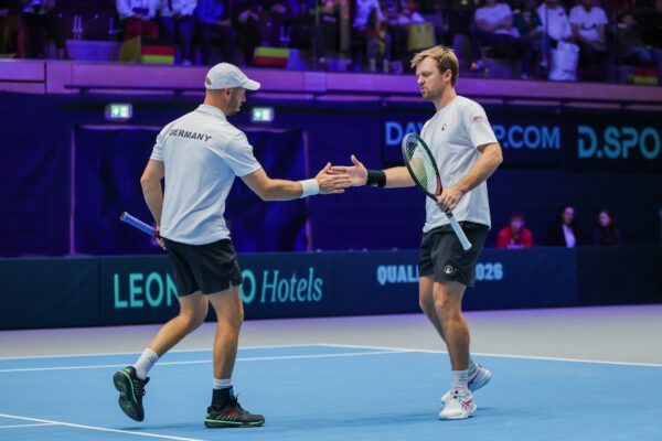 Kevin Krawietz (r) und Tim Pütz haben das Finale bei den US Open erreicht. (Archivbild)