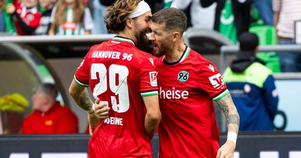 Jubel bei Hannover 96: Marcel Hartel (r) freut sich zusammen mit Kolja Oudenne über sein Tor zum 2:0 gegen den VfL Bochum.