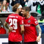Jubel bei Hannover 96: Marcel Hartel (r) freut sich zusammen mit Kolja Oudenne über sein Tor zum 2:0 gegen den VfL Bochum.
