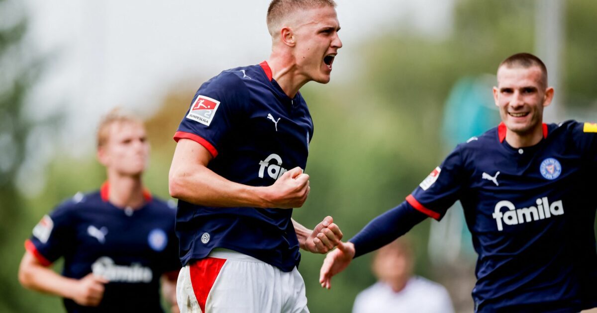 Der Kieler Phil Harres bejubelt seinen Elfmeter-Treffer zum 1:0.
