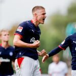 Der Kieler Phil Harres bejubelt seinen Elfmeter-Treffer zum 1:0.