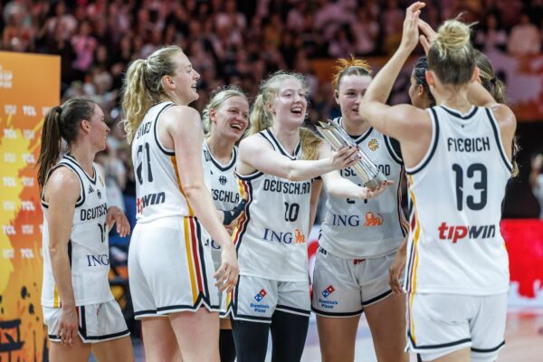 Nach dem Sieg gegen Japan wurden die Basketballerinnen von einem Feueralarm gestört.