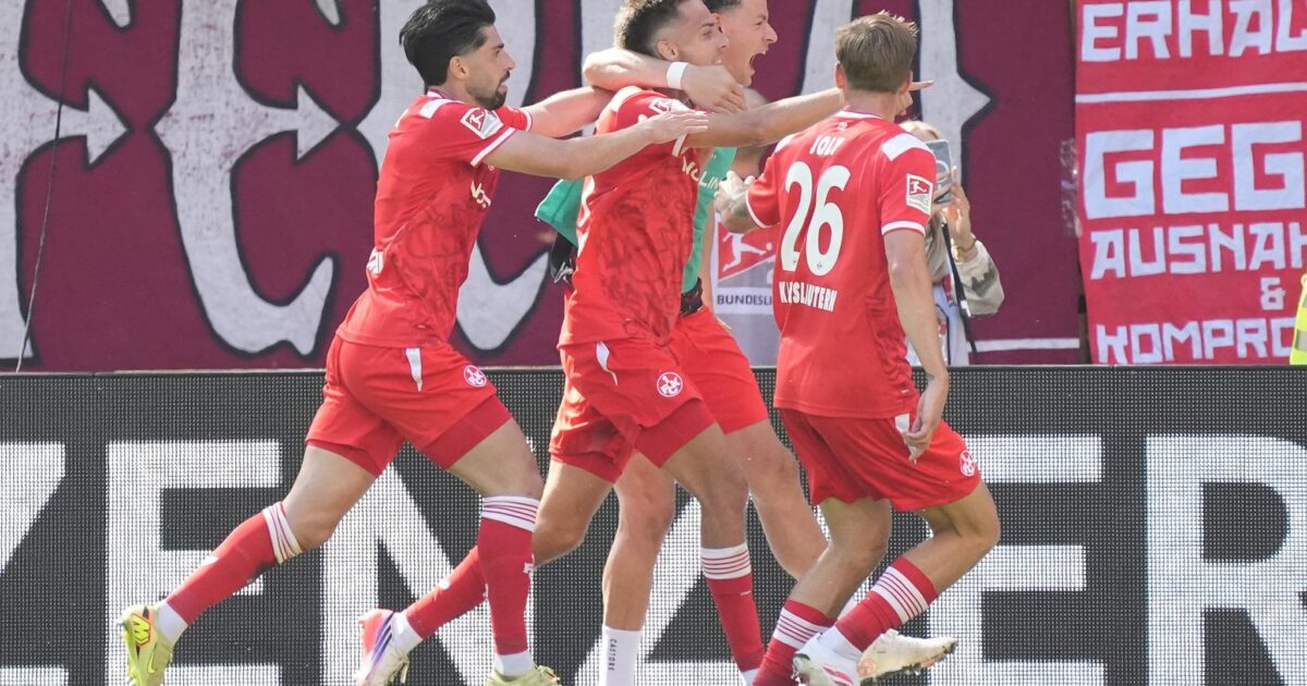 Kaiserslauterns Mario Sauer und seine Mitspieler bejubeln das 1:0.