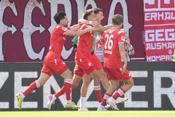 Kaiserslauterns Mario Sauer und seine Mitspieler bejubeln das 1:0.