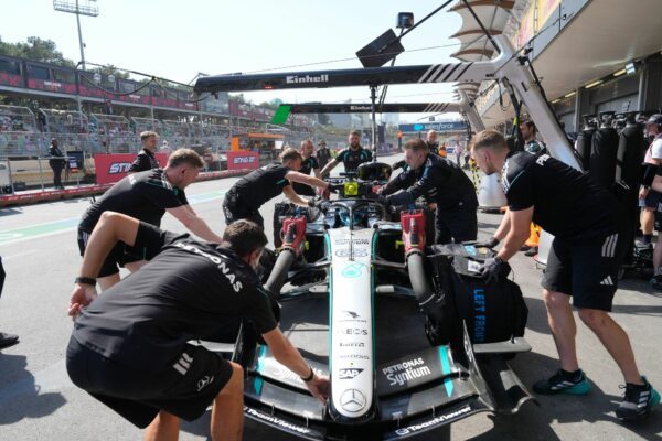 George Russell gibt in Baku das Tempo vor.