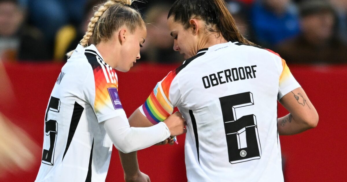 Giulia Gwinn (links) und ihre Bayern- sowie Nationalmannschaftskollegin Lena Oberdorf. (Archivbild)