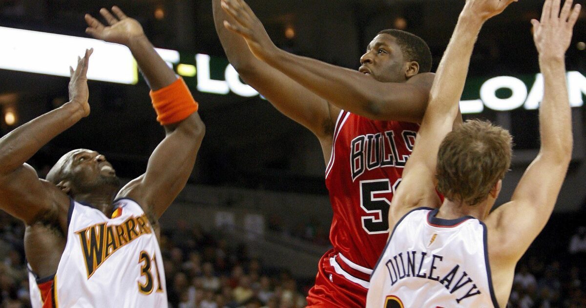 Michael Sweetney (Mitte) spielte in der NBA für die Bulls und die Knicks. (Archiv-Foto)