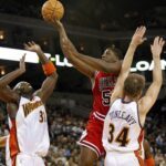 Michael Sweetney (Mitte) spielte in der NBA für die Bulls und die Knicks. (Archiv-Foto)