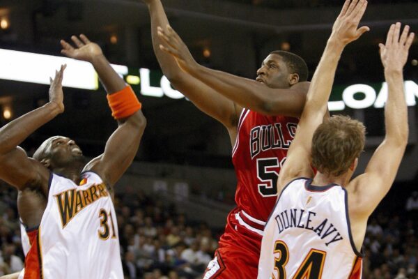 Michael Sweetney (Mitte) spielte in der NBA für die Bulls und die Knicks. (Archiv-Foto)