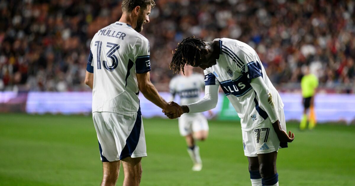 Thomas Müller (l) und Yadaly Diaby feiern den Sieg der Vancouver Whitecaps.