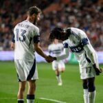 Thomas Müller (l) und Yadaly Diaby feiern den Sieg der Vancouver Whitecaps.
