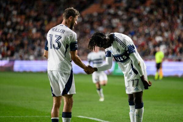 Thomas Müller (l) und Yadaly Diaby feiern den Sieg der Vancouver Whitecaps.