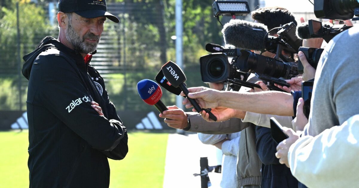 Jürgen Klopp stellt sich beim Abschlusstraining spontan für Reporterfragen.
