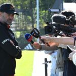 Jürgen Klopp stellt sich beim Abschlusstraining spontan für Reporterfragen.
