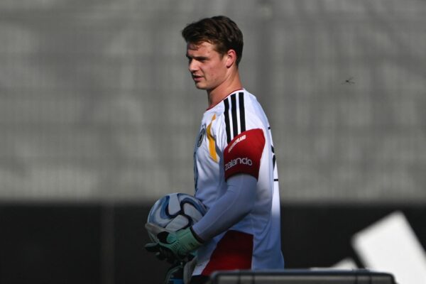 Die Anzeichen mehren sich: Jonas Urbig steht daheim in München vor seinem Debüt im DFB-Tor.