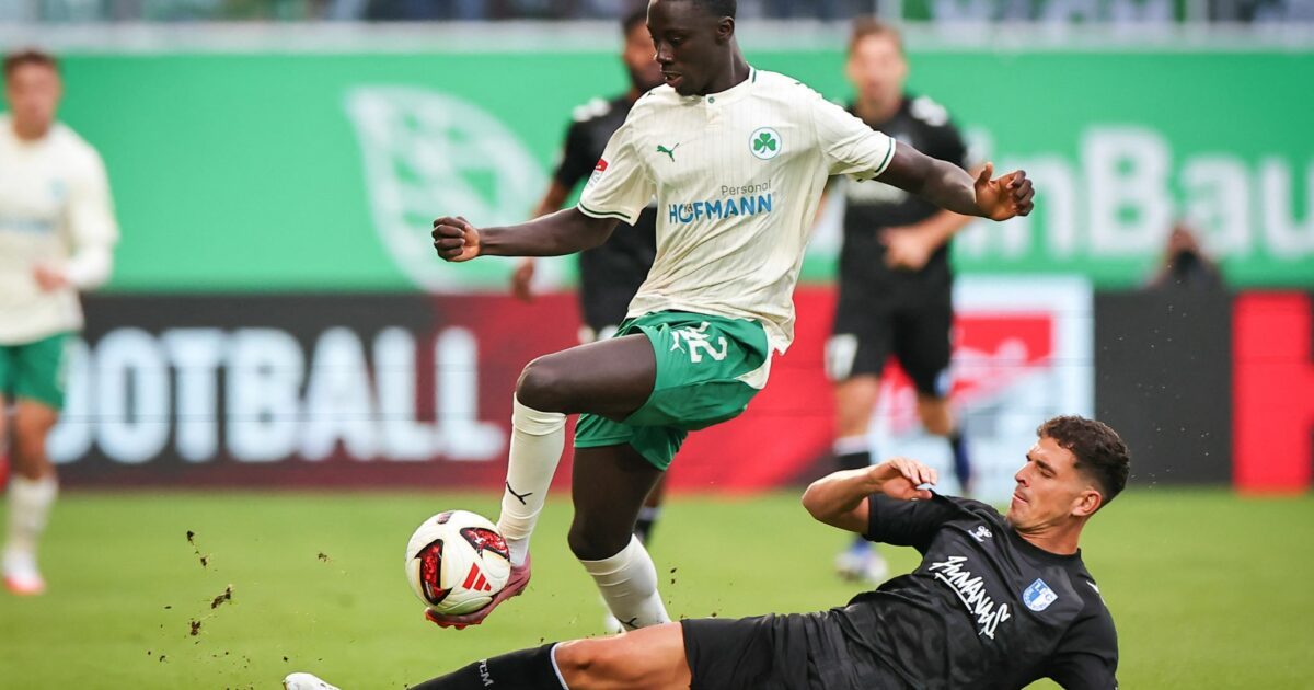 Fürths Omar Sillah (links) und Tobias Müller aus Magdeburg kämpfen um den Ball.