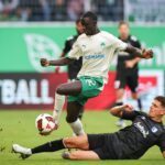 Fürths Omar Sillah (links) und Tobias Müller aus Magdeburg kämpfen um den Ball.