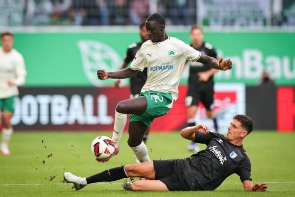 Fürths Omar Sillah (links) und Tobias Müller aus Magdeburg kämpfen um den Ball.