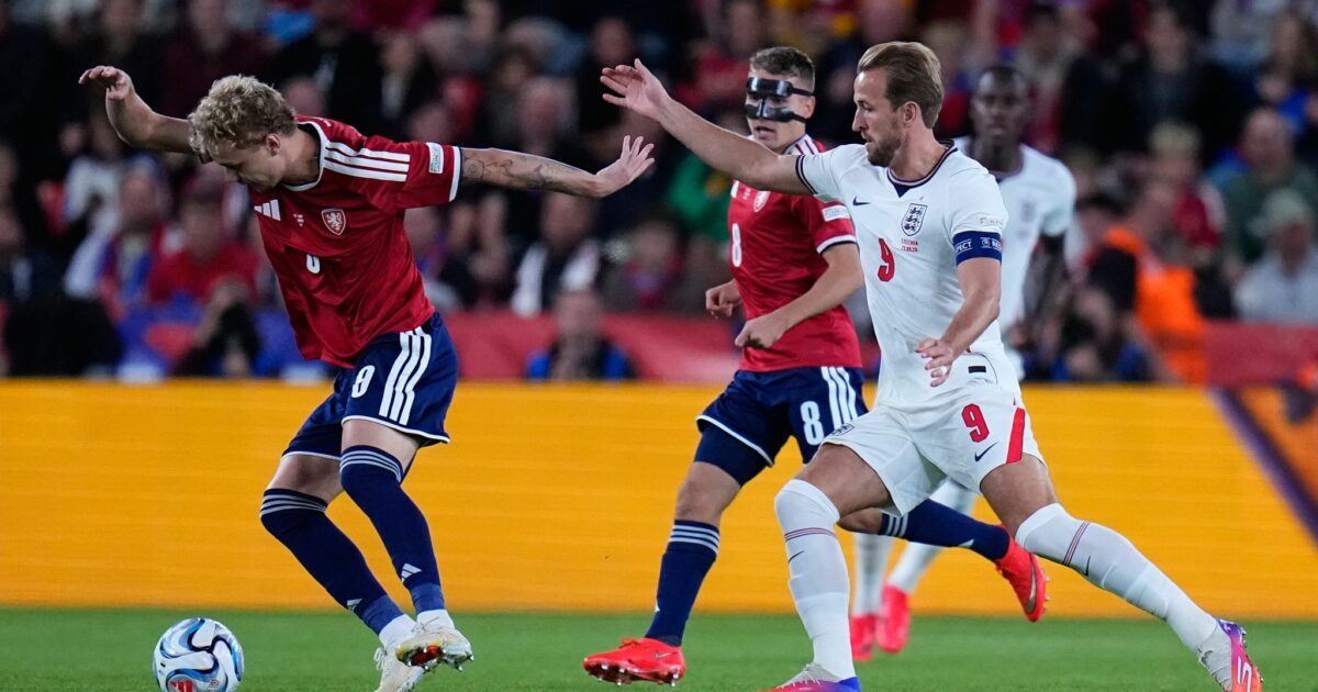 Harry Kane (rechts) traf erneut für England.