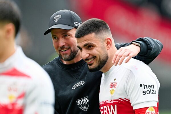 Baut voll auf Deniz Undav (r.): VfB-Trainer Sebastian Hoeneß. (Archivbild)