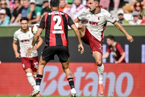 Leverkusens Facundo Medina (links) und Arijon Ibrahimovic vom FC Augsburg kämpfen um den Ball.