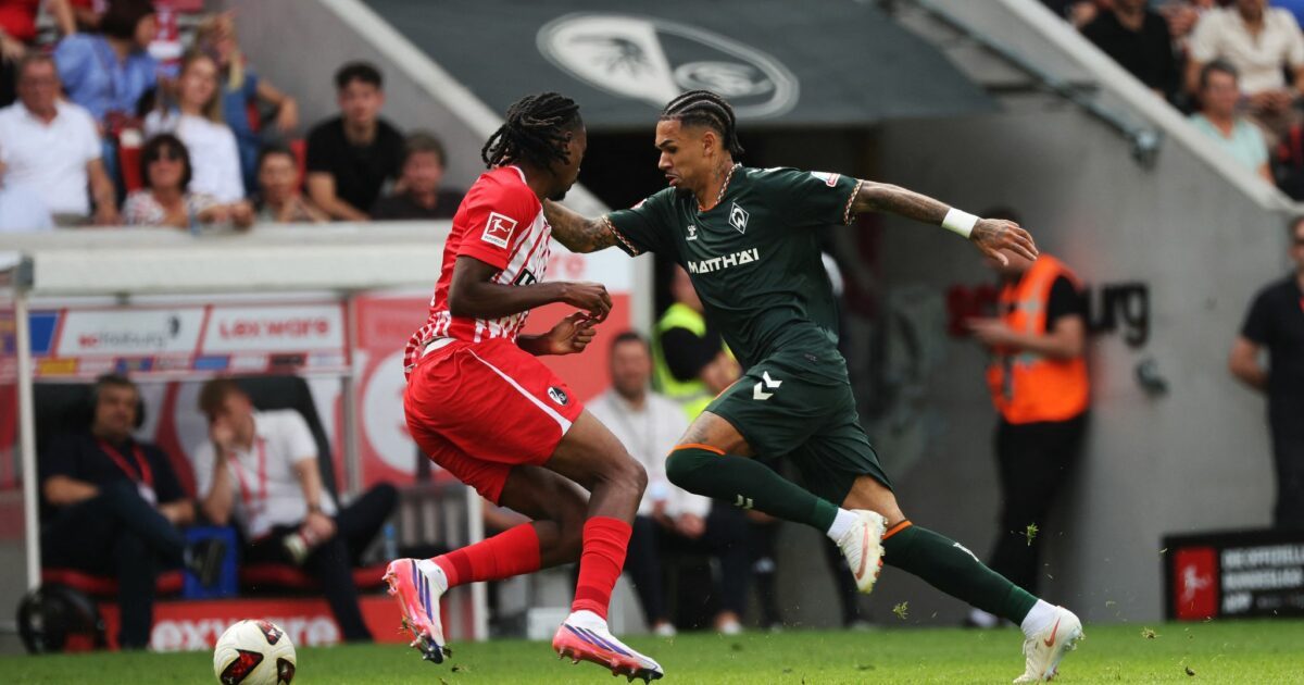 Nächster Werder-Ausfall: Justin Njinmah (r) verletzte sich beim Spiel in Freiburg.