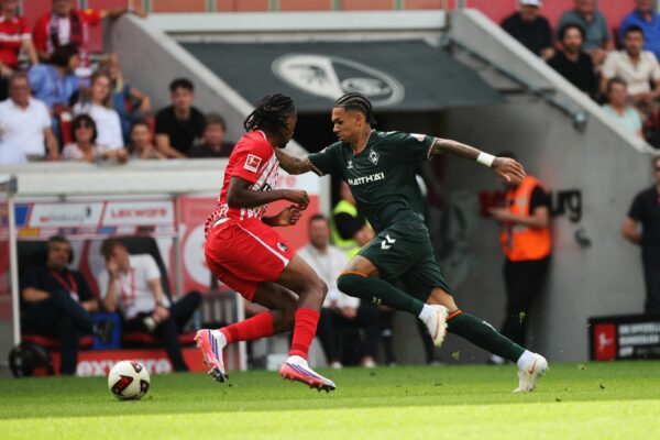 Nächster Werder-Ausfall: Justin Njinmah (r) verletzte sich beim Spiel in Freiburg.