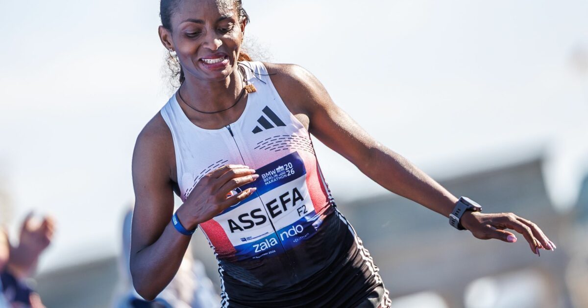 Tigst Assefa wurde nach der Verletzung beim Berlin-Marathon operiert.