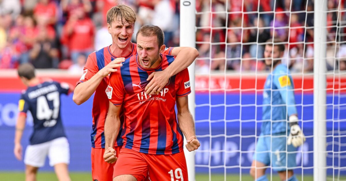 Jonas Föhrenbach erzielt für den 1. FC Heidenheim spät den Siegtreffer.