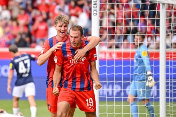 Jonas Föhrenbach erzielt für den 1. FC Heidenheim spät den Siegtreffer.