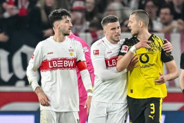 Bei den VfB-Fans unbeliebt: Abwehrspieler Waldemar Anton (r)