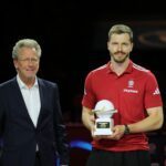Ligaboss Stefan Holz (l) äußert sich zu den vielen Wettbewerben. (Archivbild)